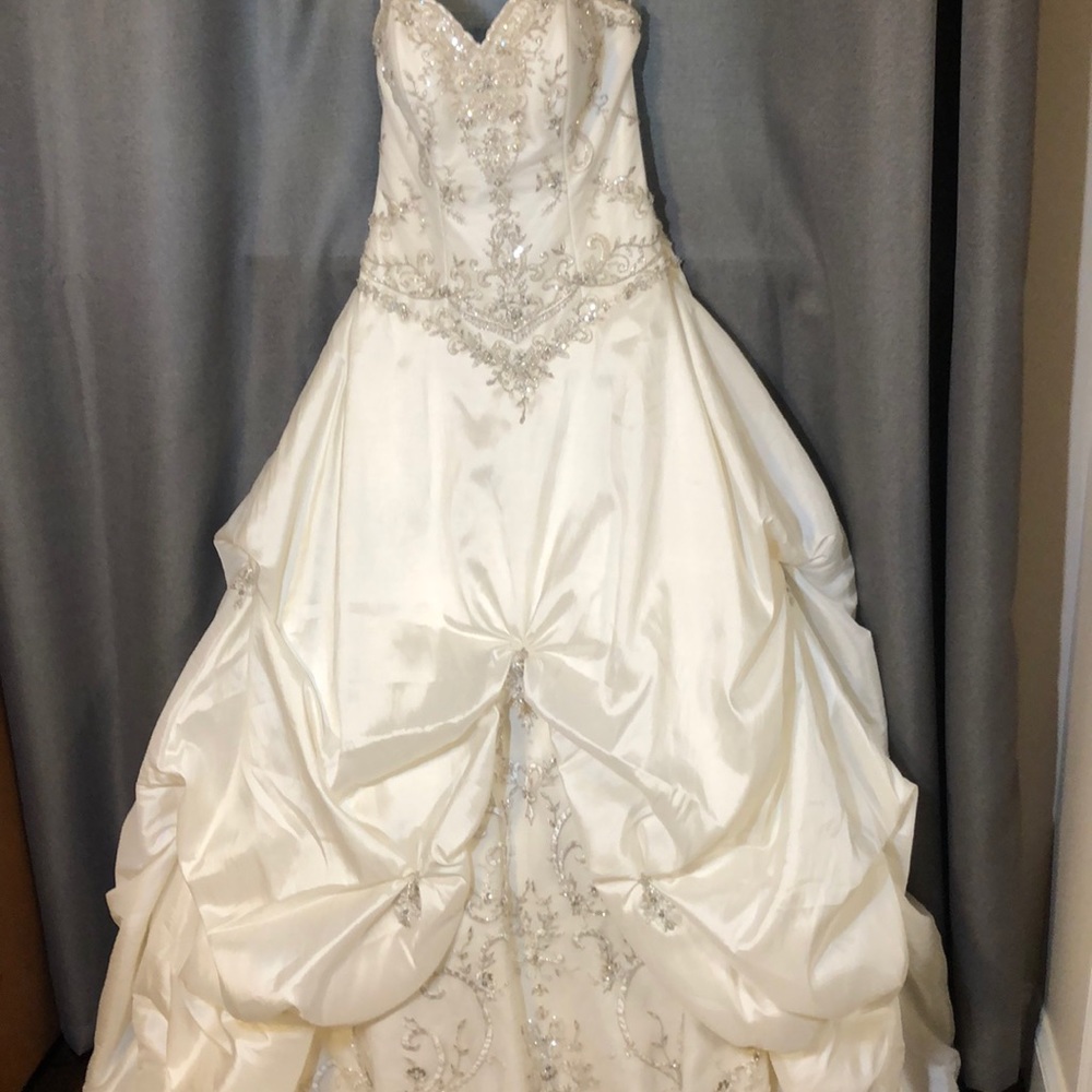 Alfred Angelo sweetheart bridal gown - Picture 2 of 11